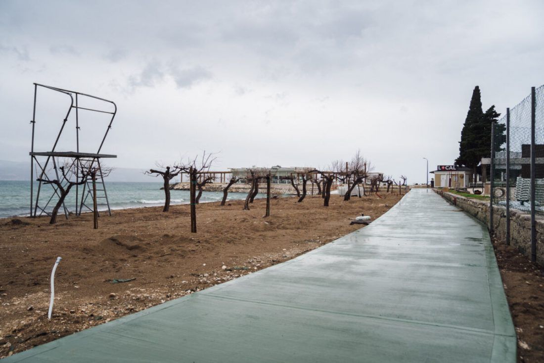 Inspektori naredili uklanjanje izbetonirane šetnice u Dućama, Općini prijeti globa