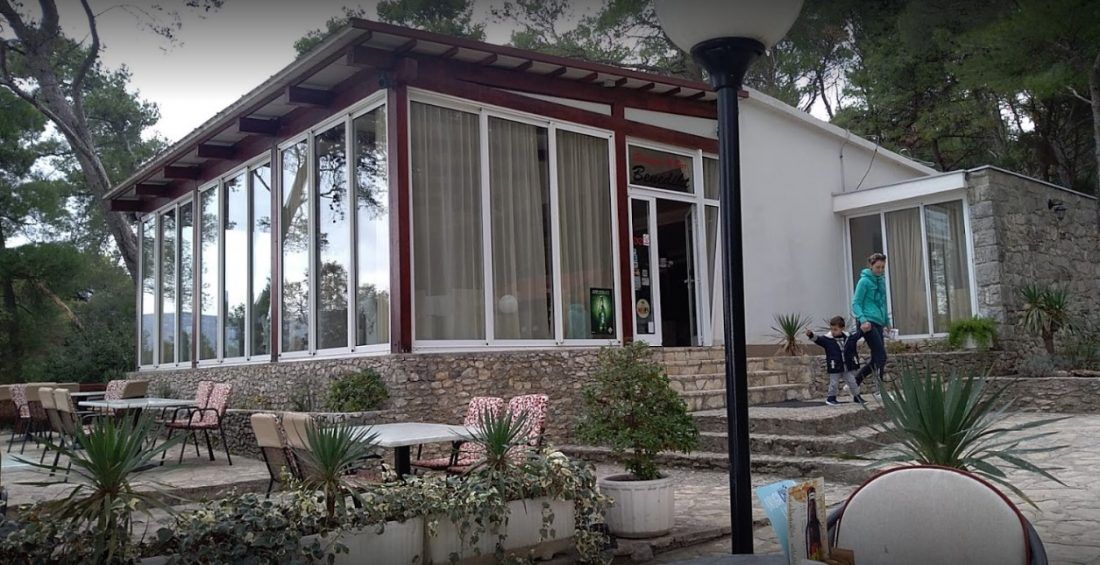 Po nalogu Državnog inspektorata, vlasnik restorana na splitskim Benama uklanja nelegalne objekte