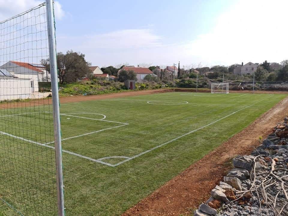 Otok Olib dobio travnato nogometno igralište