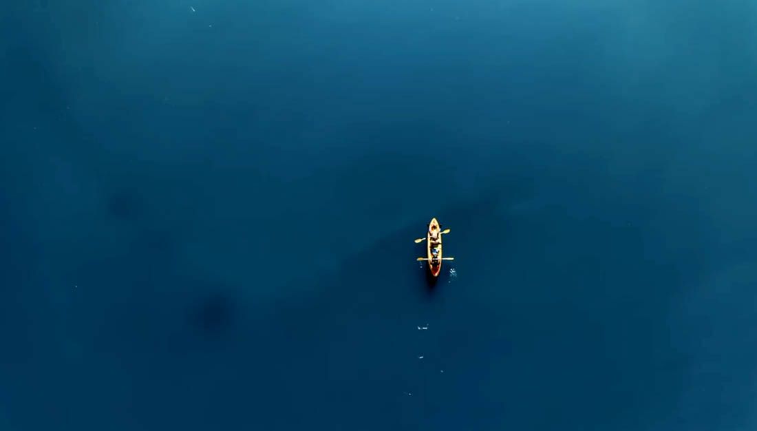 Veslali kajakom i digli dron… Zaprepastili se kad su na snimci vidjeli što je projurilo ispod njih!