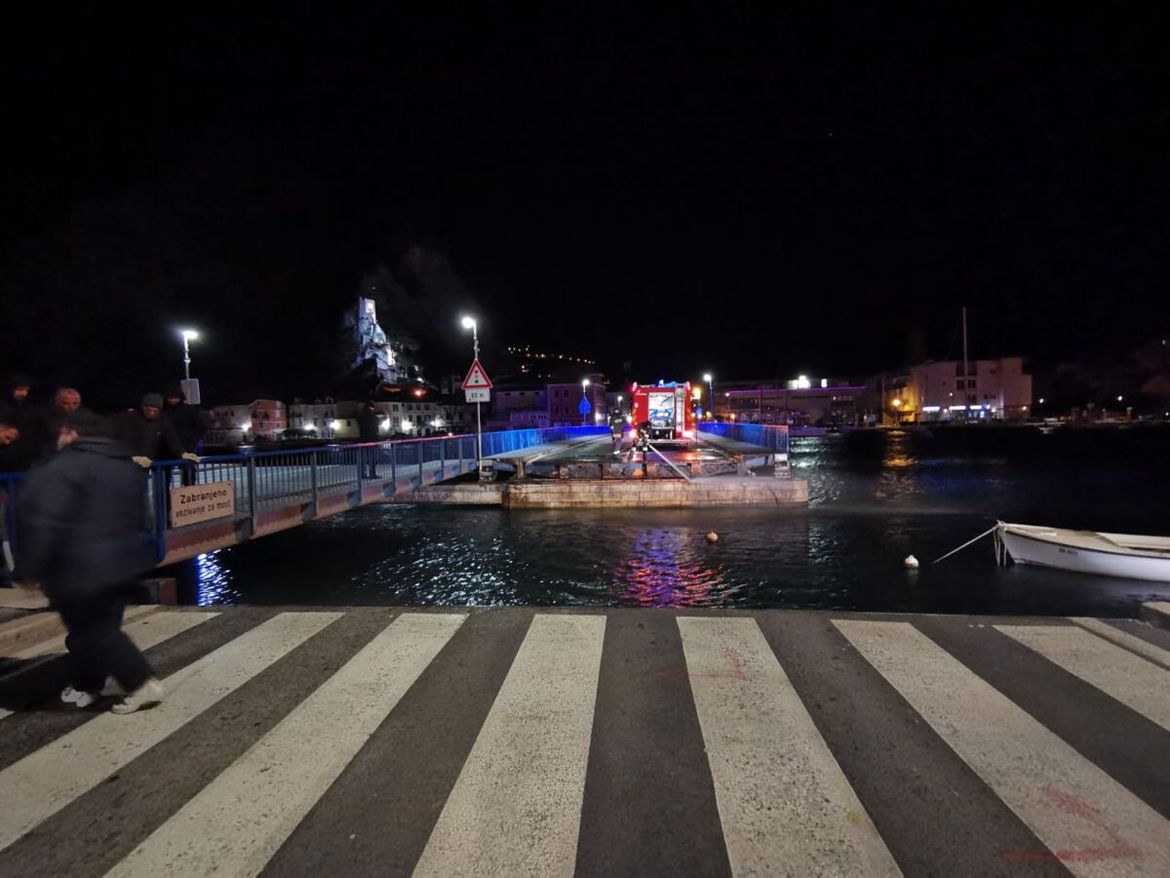 Most na Cetini u Omišu se nije otvorio, brod nije uspio prijeći na drugu stranu