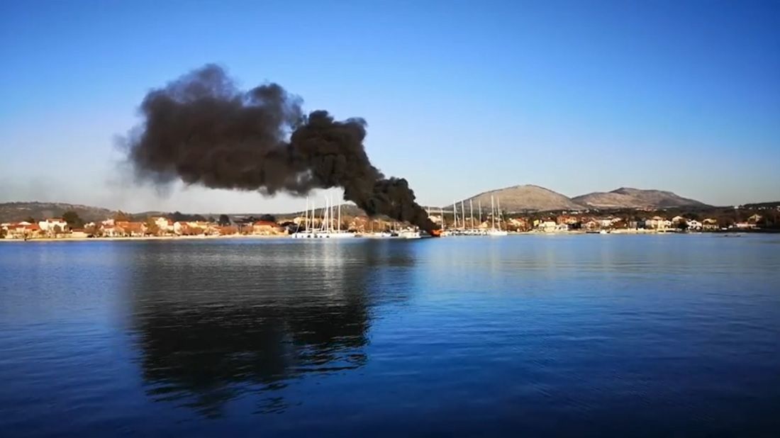 Šibenska policija utvrđuje okolnosti koje su dovele do požara i potonuća jahte u Bilicama