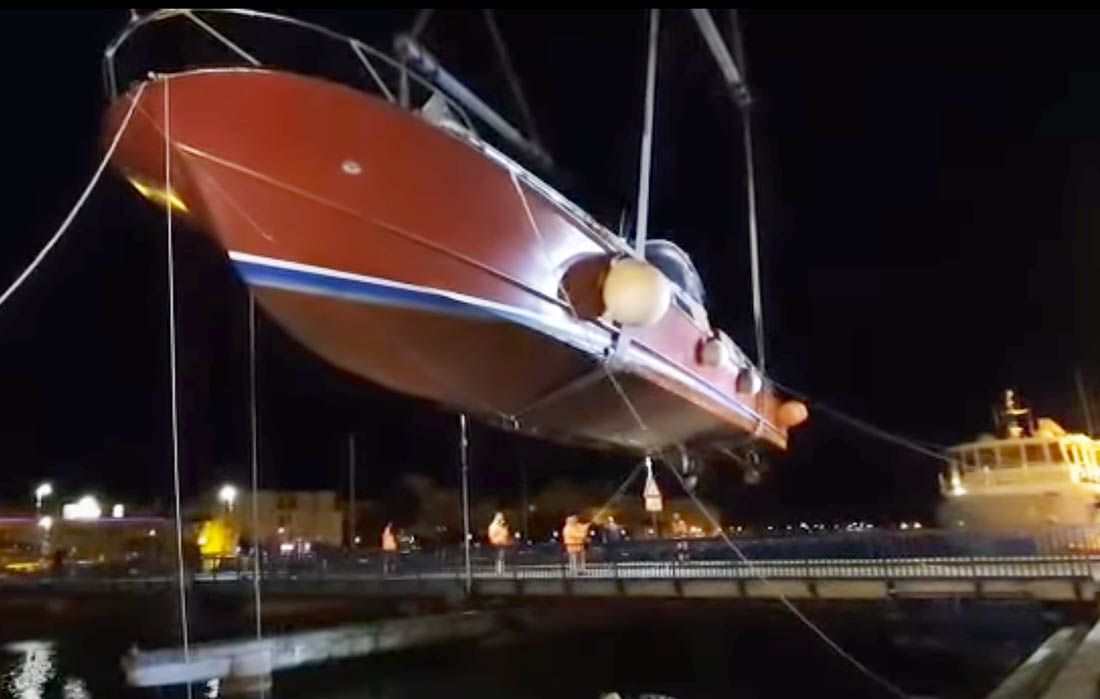 VIDEO: DOGAĐAJ DANA U OMIŠU Brod od 18 tona prebacili preko mosta