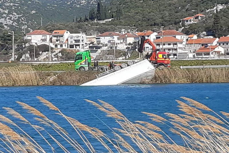 PROMET U PREKIDU Olujna bura gurnula prikolicu šlepera u korito Neretve!
