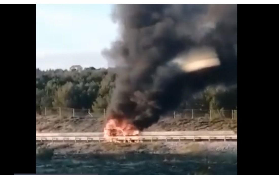 ZAPALIO SE AUTO KOD SKRADINA Vozač i suvozačica neozlijeđeni