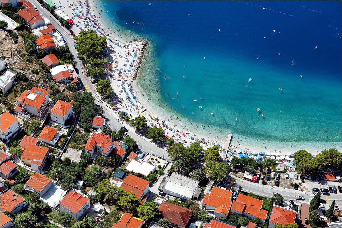 HDZ-ov načelnik iz Baške Vode se ilegalno uknjižio na poznatu plažu pa ljudima izbio milijune