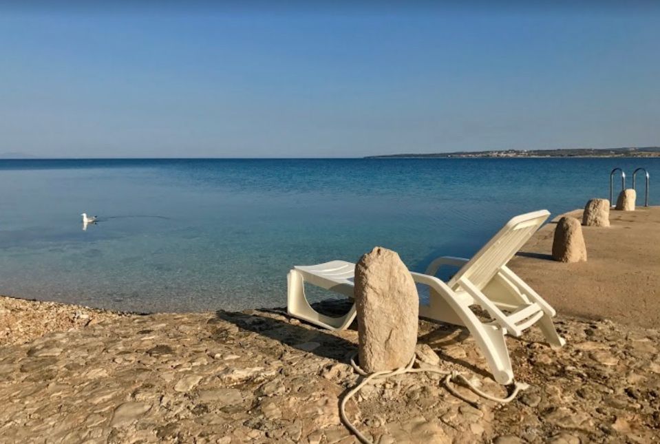 Dva Slovenca na plaži u Kolanu fizički napala dvojicu mladića i teško ih ozlijedili