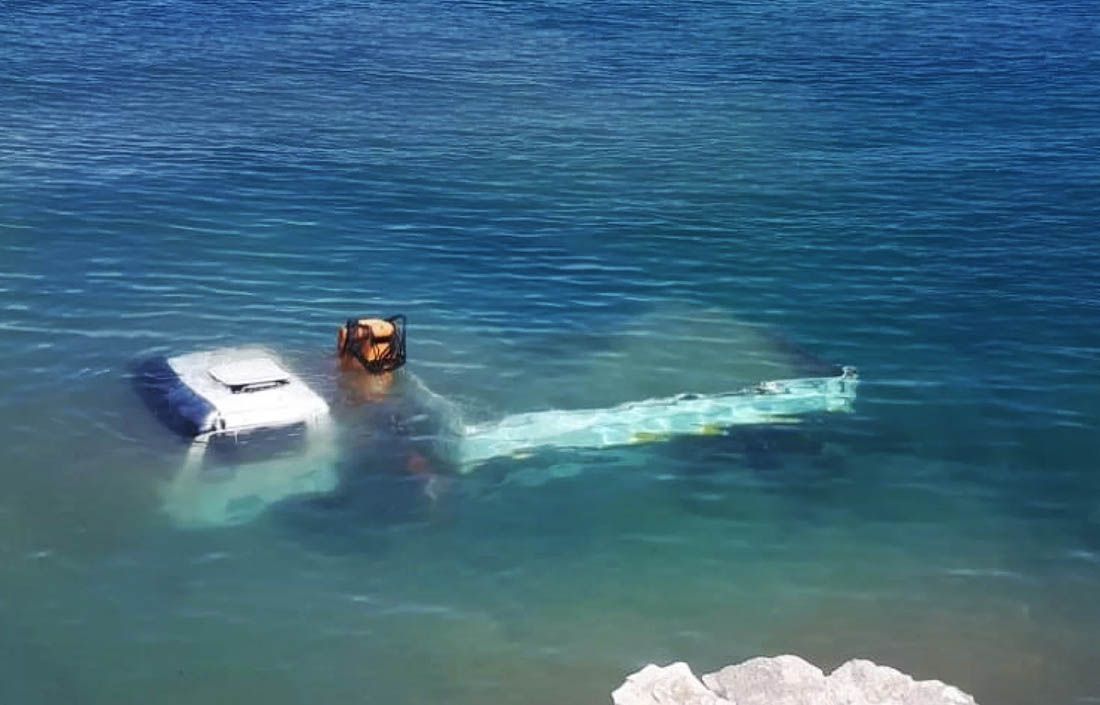 POPUSTIO NASIP? Okretao se na proširenju, pa kamion potonuo na dno mora