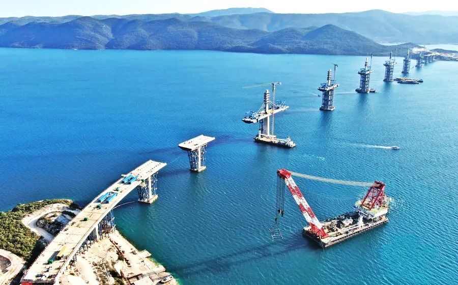 VIDEO Smanjuje se razmak između stupova Pelješkog mosta – Spaja se treći stup