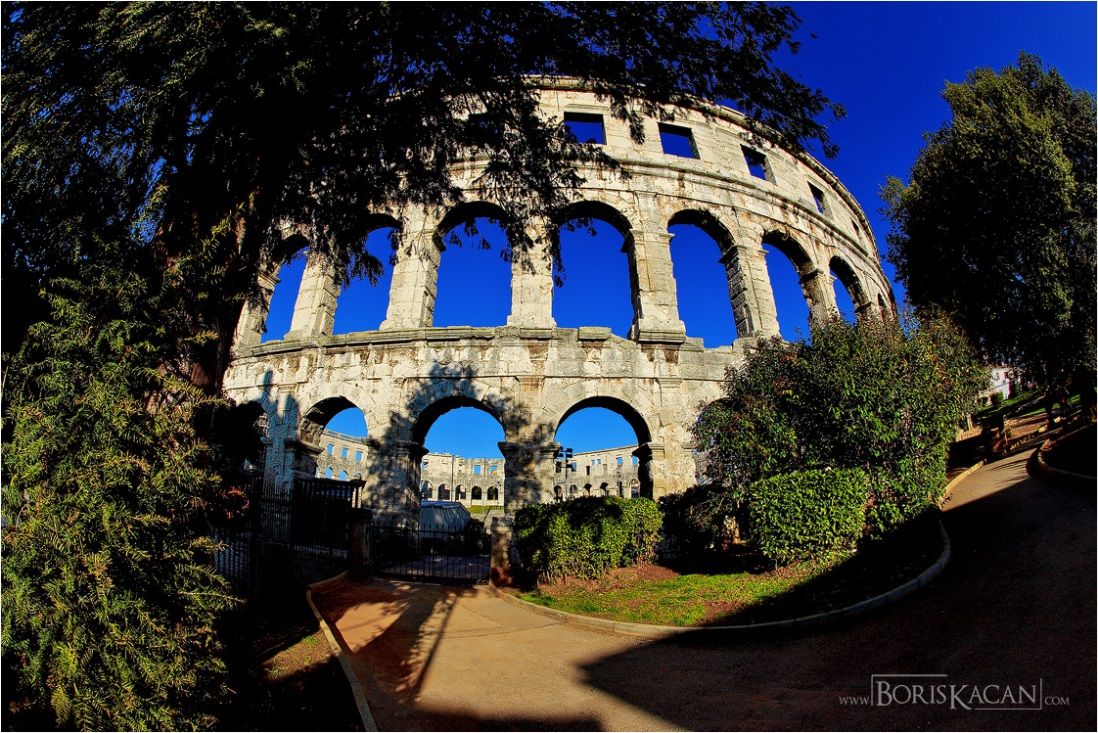 VRAĆAJU SE RUSKI TURISTI: Prvi avion sa 159 gostiju iz Moskve sletio u Pulu