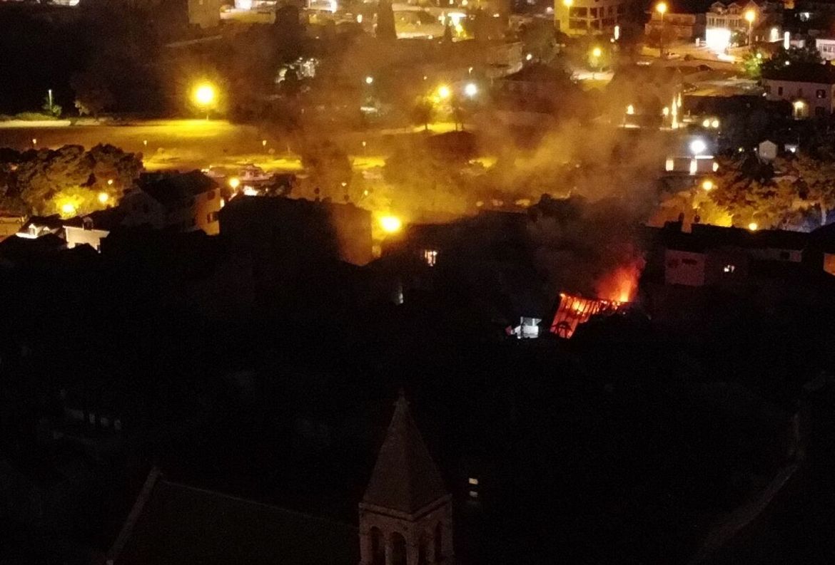 Izgorjela kuća u Trogiru, požar gasila 33 vatrogasca!