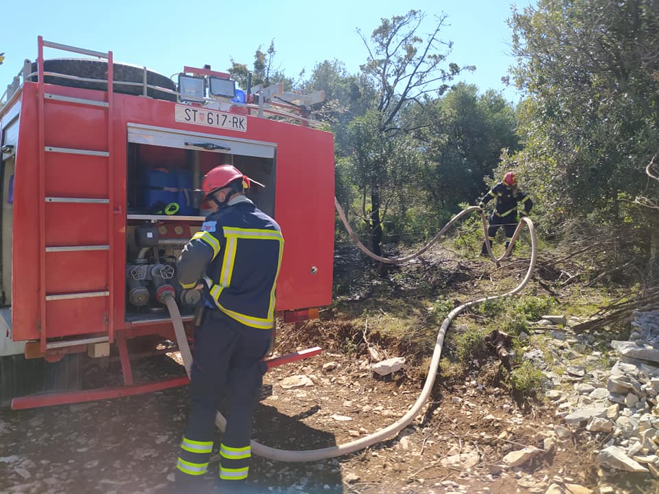 Brački vatrogasci brzom intervencijom spriječili novi požar na otoku!
