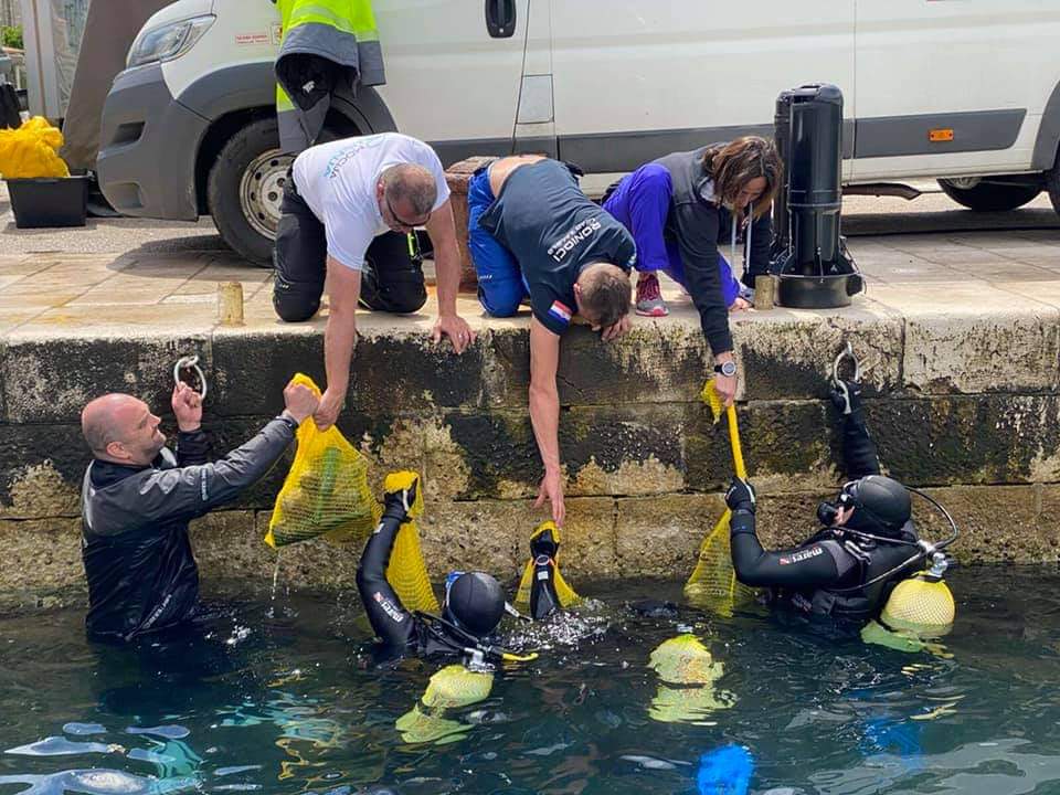 Velika međunarodna eko patrola u mjestu Povlja na otoku Braču