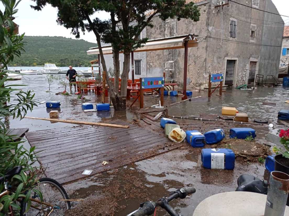 PLIMNI VAL DOBRO „OPRAO“ IST: Nosio je sve pred sobom