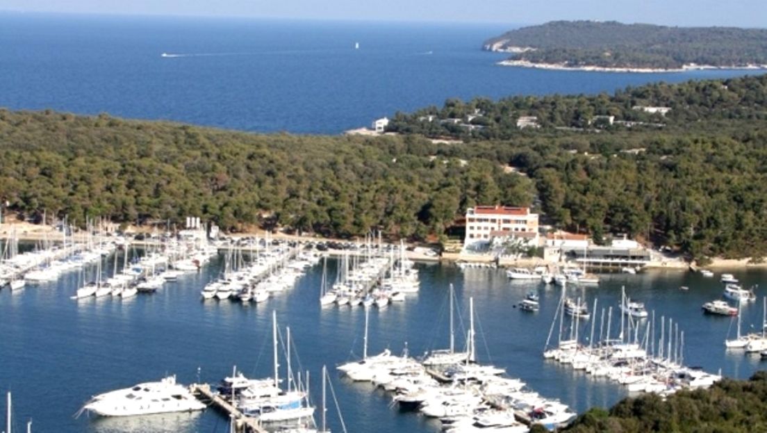 VALBANDON: Iz lučice ukradena brodica s vanbrodskim motorom