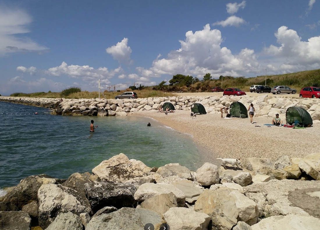 NE MOŽE SE DO MORA Omiljena splitska plaža neko vrijeme nedostupna zbog snimanja britanske serije