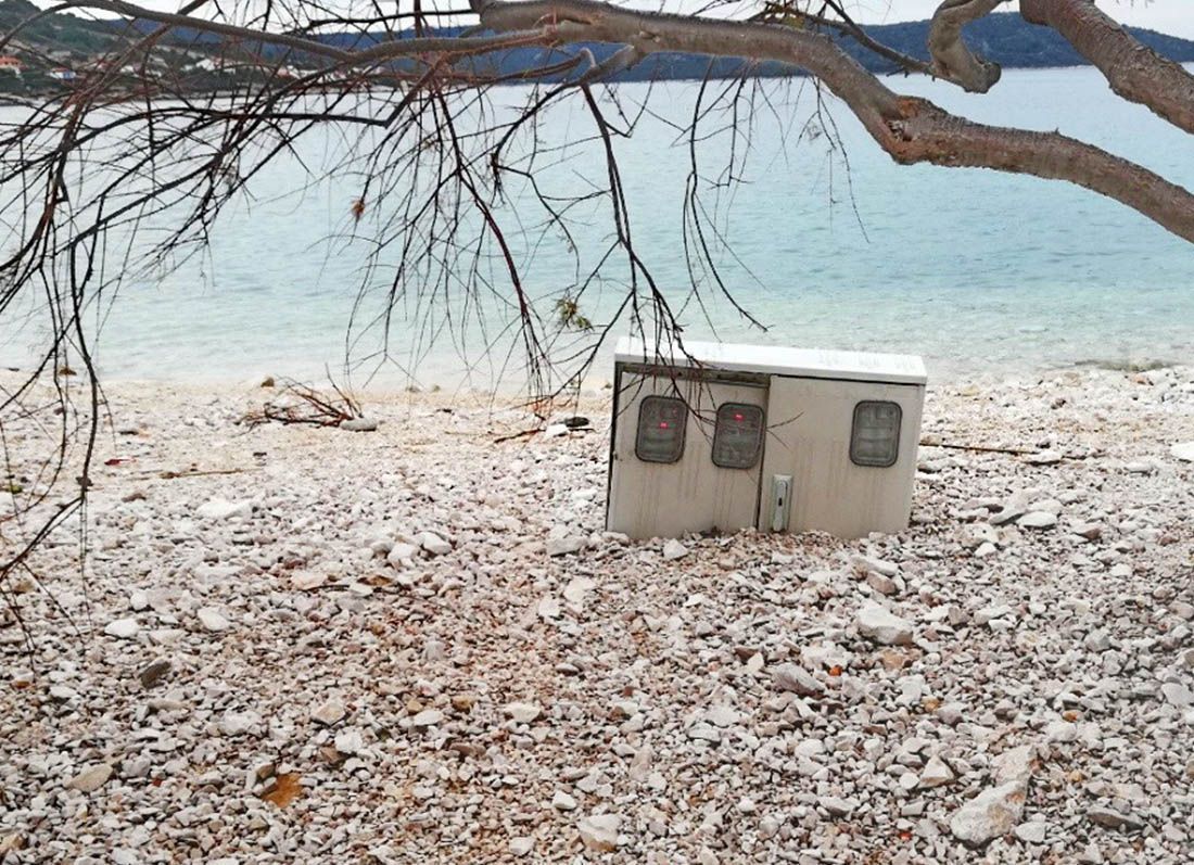 KOME SLUŽI? Ormar za struju u Sevidu zakopan na plaži, svega metar od mora