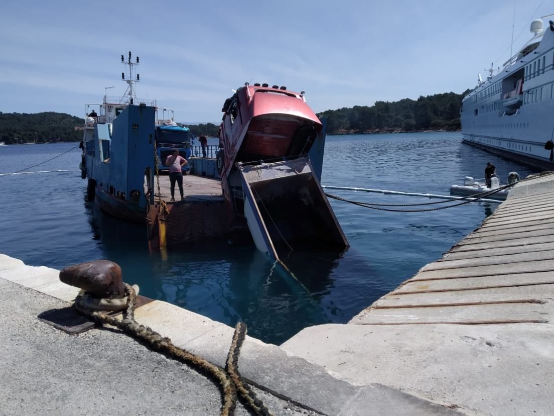 KAMION PUN ASFALTA ‘ZAPLIVAO’ U STAROM GRADU: Pukla je cima na trajektu