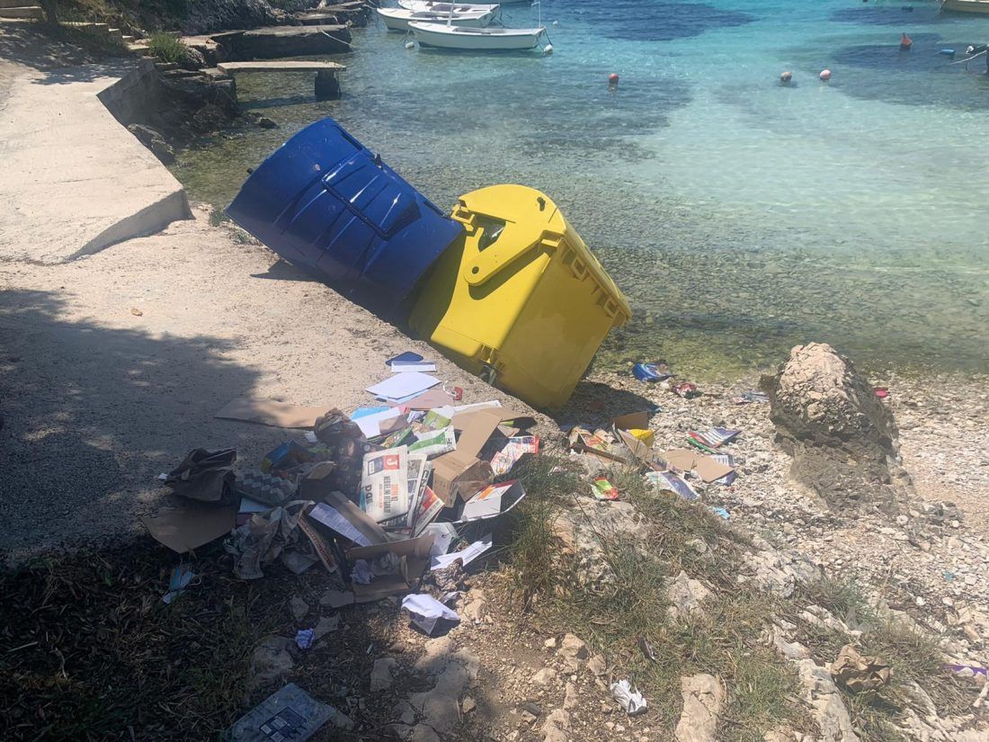 ROGOZNICA Kontejneri nakrcani smećem završili u moru! Ima li kraja ljudskoj sebičnosti?