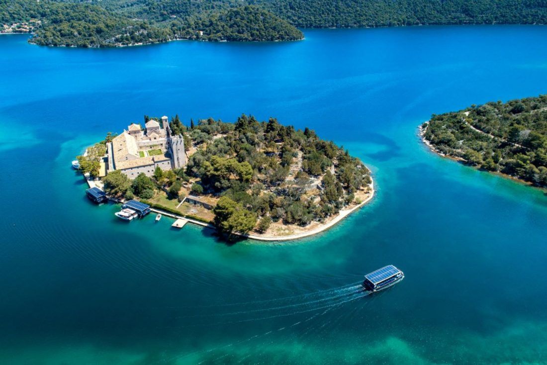 OBILAZAK VELIKOG I MALOG JEZERA U TIŠINI Bešumni solarni katamarani Nacionalnog parka Mljet