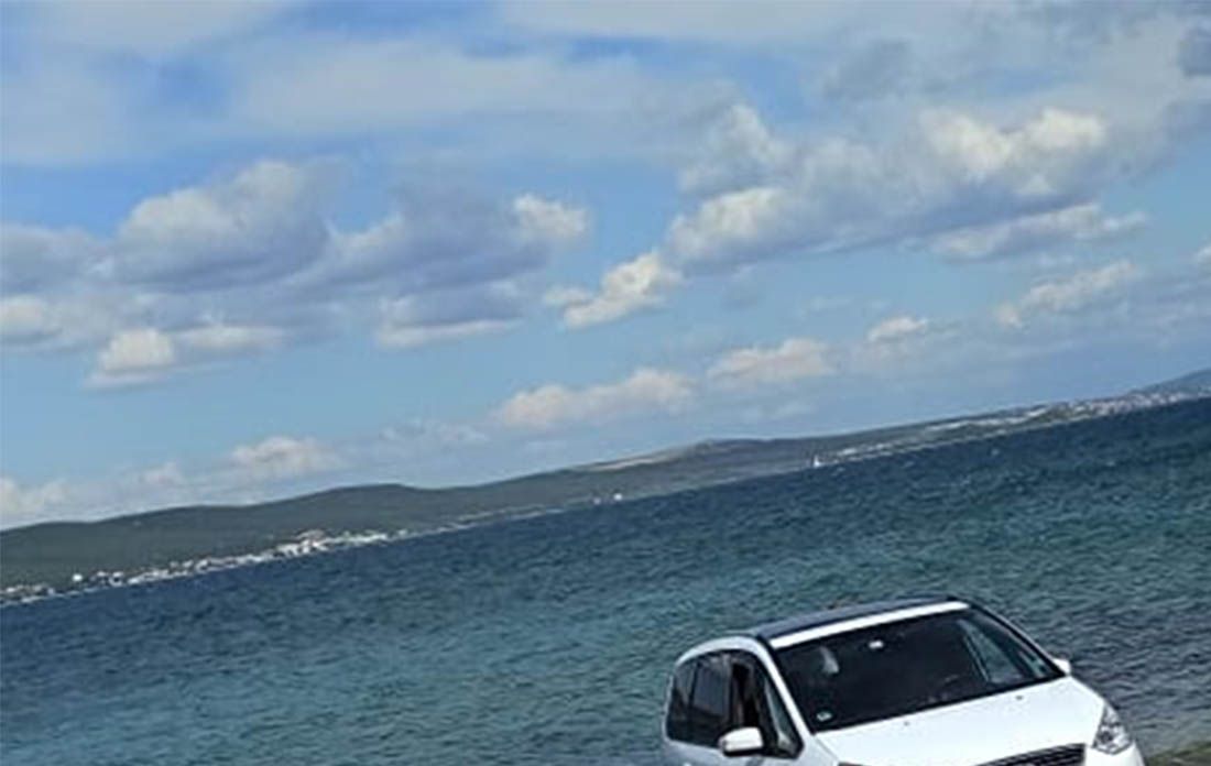 “STIGLI ČESI” Slika automobila u moru hit na Facebooku, a samo je jedan shvatio o čemu se radi