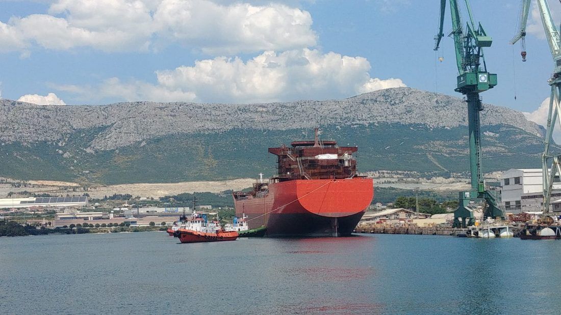 Iz Brodosplita isplovio najveći jedrenjak s križnim jedrima na svijetu, a uplovio nedovršeni chemical tanker