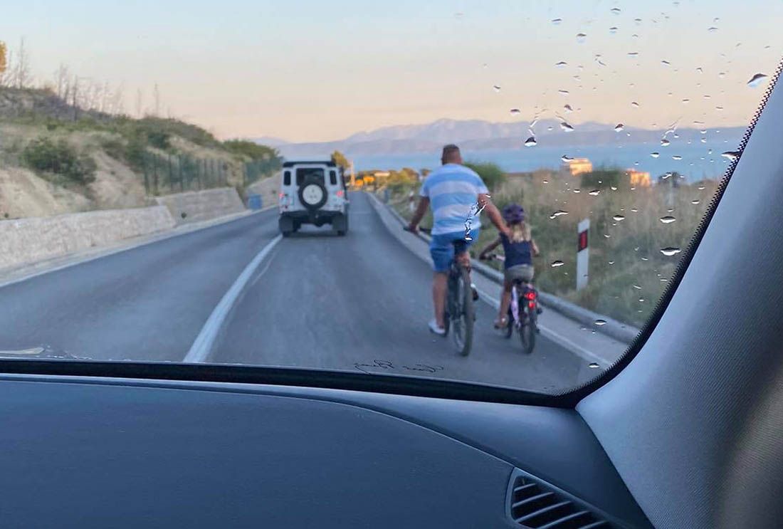 Muškarac biciklirao s djetetom po magistrali kod Makarske, policija odgovorila kolika je kazna za ovo