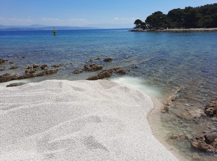 OTOČANI DIGLI POBUNU: “Sa 150 tona materijala, učinjen je neviđeni ekocid na Drveniku Velom, uništen je jadranski dragulj!”