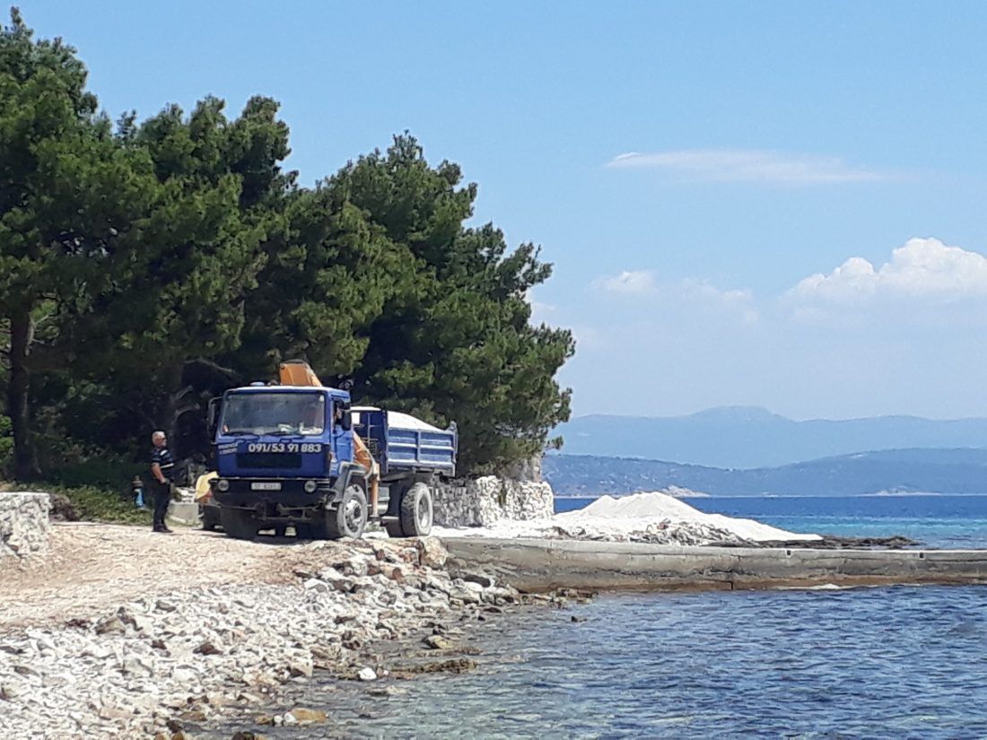 Zbog vikend nasipavanja na otoku Drveniku, oglasili se iz SD županije: “Tražimo žurno očitovanje Grada Trogira!”