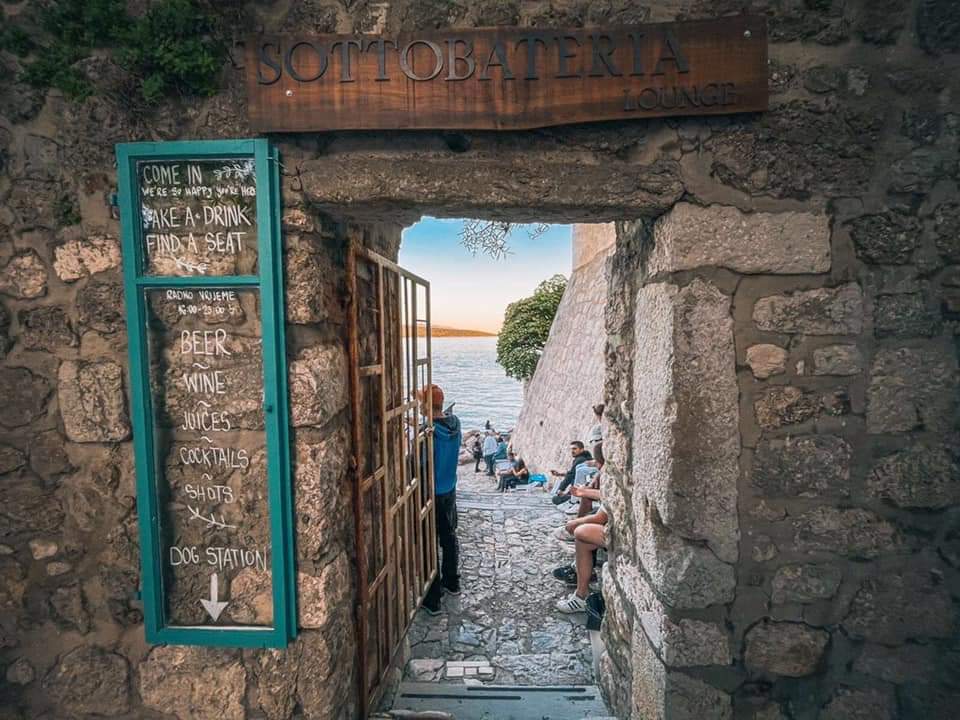 REAKCIJA IZ KRKA “Zakupnica javne površine nikad nije priječila korištenje prolaza na pomorskom dobru”