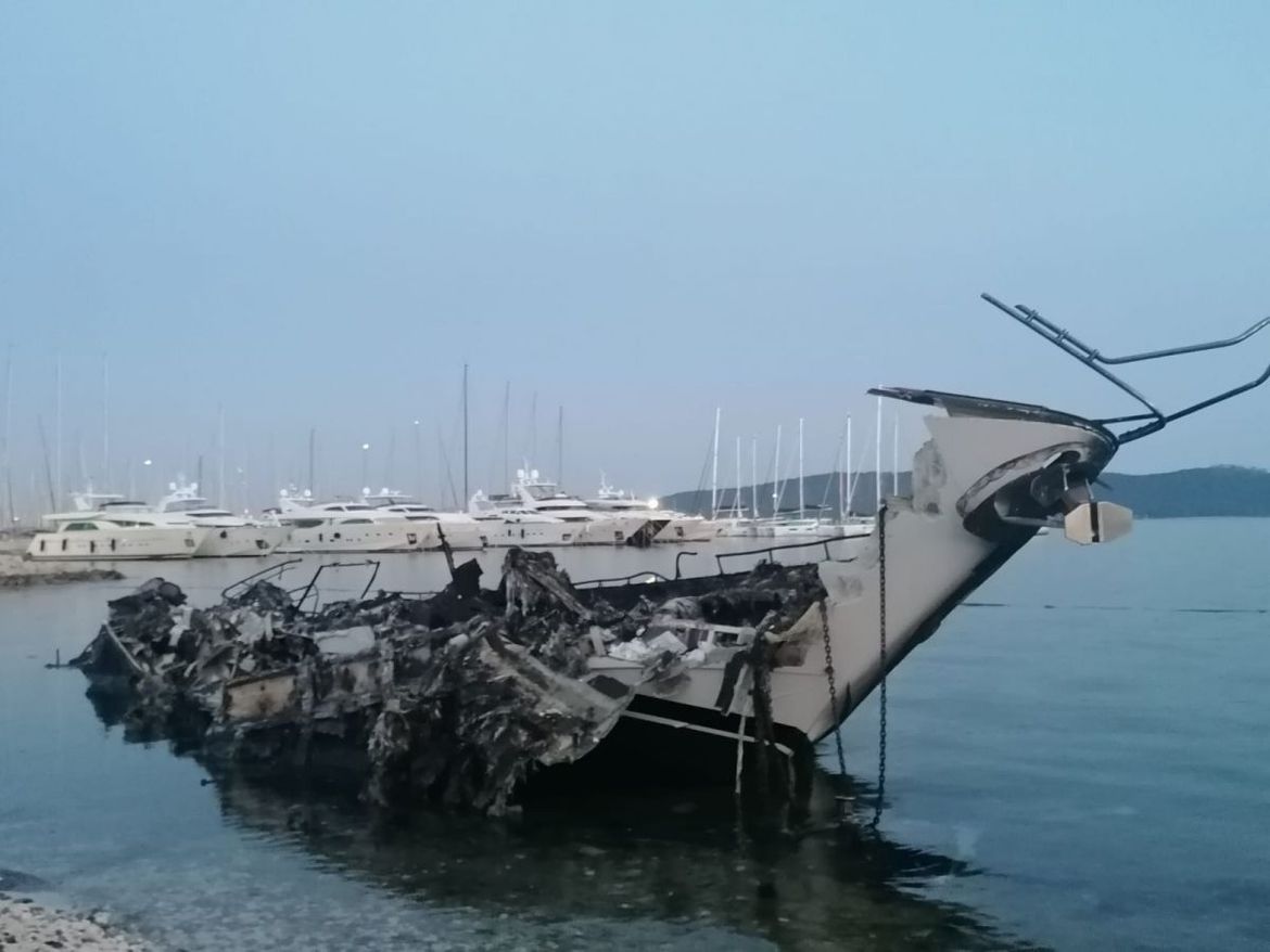 OLUPINE RAZASUTE PO PLAŽI Posljedice katastrofalnog požara, nekoliko dana poslije