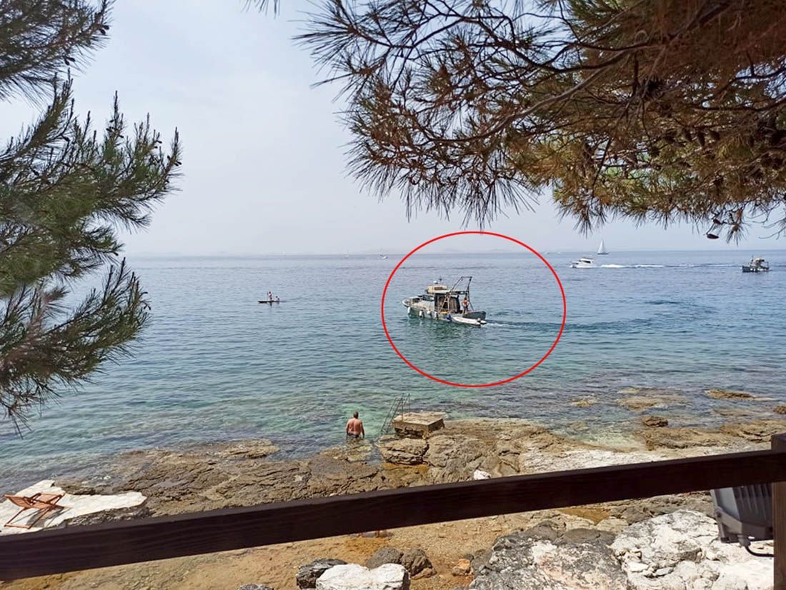 VIDEO Ribarskim brodom vuku mreže između kupača – Država tumači: “To što rade je legalno, ali opasno i zabranjeno”