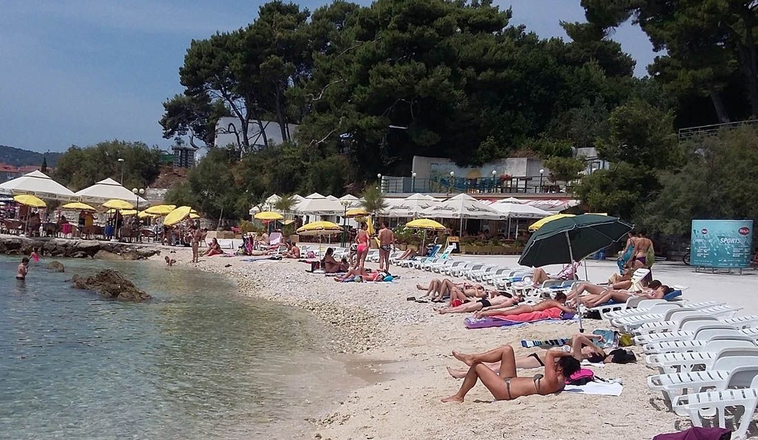 Na splitskoj plaži nisu radili tuševi zbog puknuća cijevi