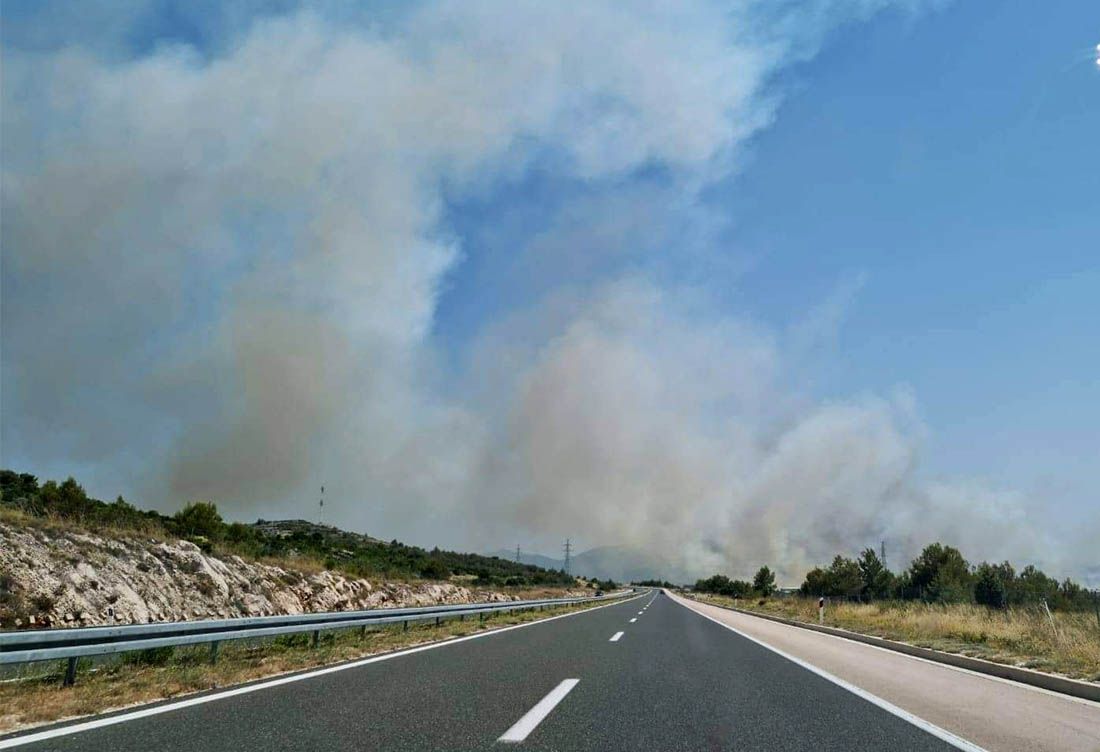 IZBIO VELIKI POŽAR KOD ŠIBENIKA Gase ga dva kanadera i 46 vatrogasaca
