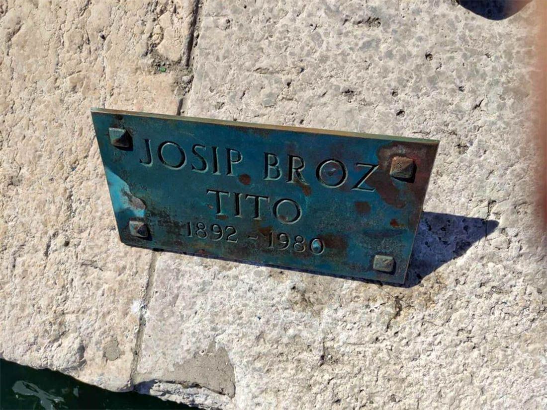 Policija pronašla mladića koji je pločicu s Titove biste bacio u more