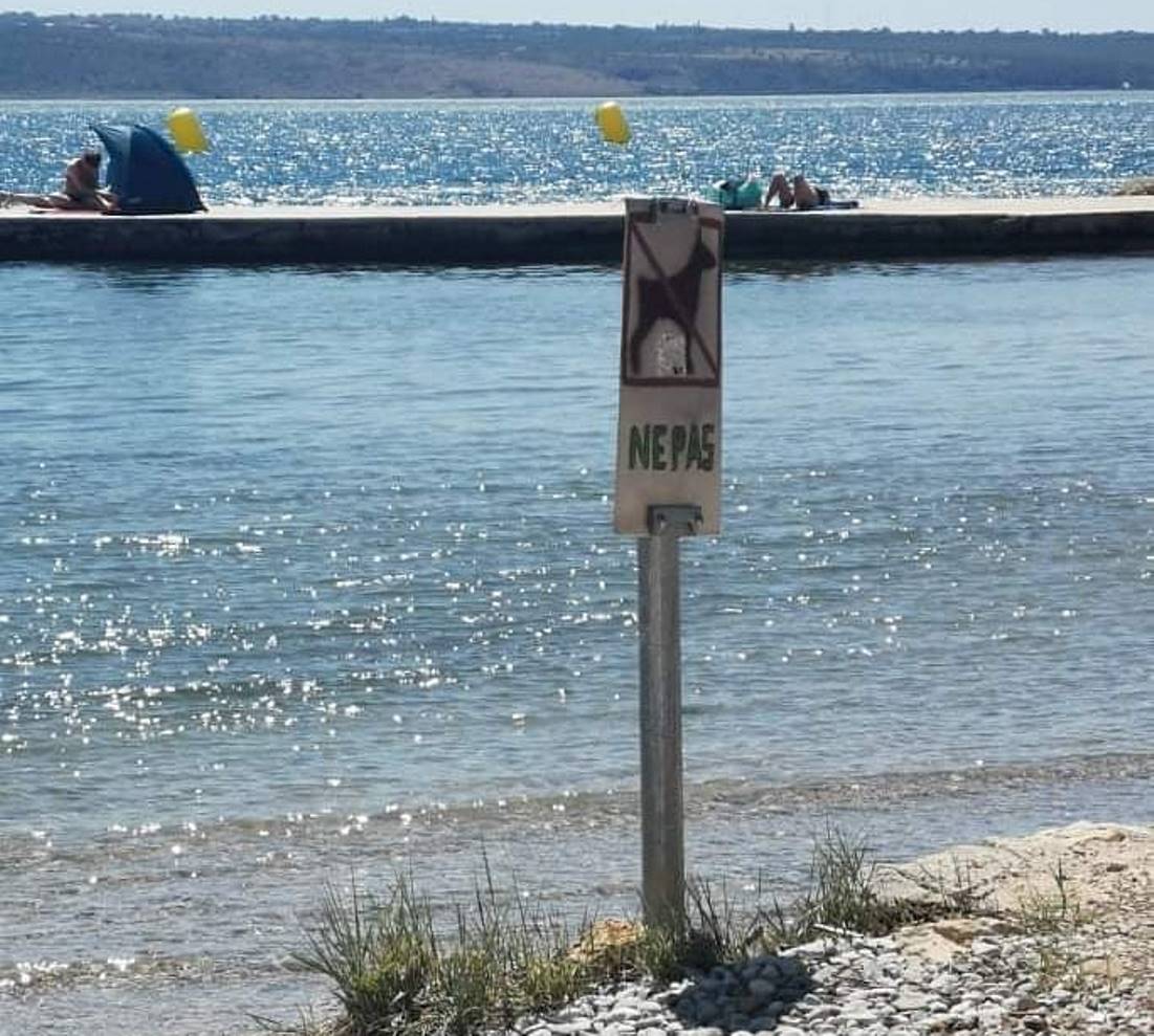 ŠTO JE PISAC HTIO REĆI? Urnebesni znak na dalmatinskoj plaži