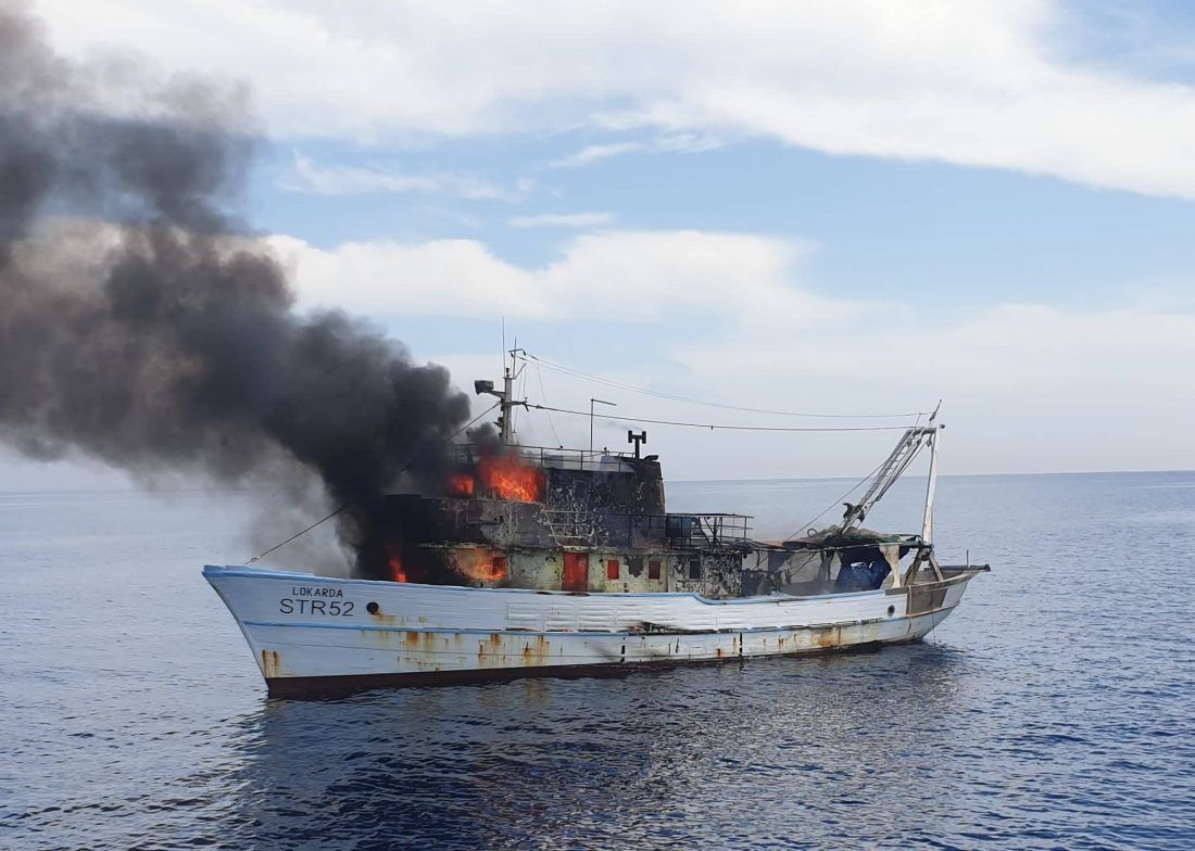 BRODU NEMA SPASA Gori koća u šibenskom akvatoriju