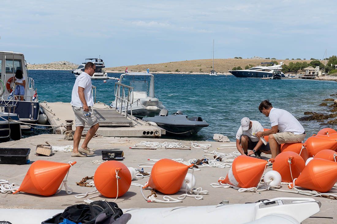 Postavljanje ekoloških plutača u akvatoriju kornatskoga otočja