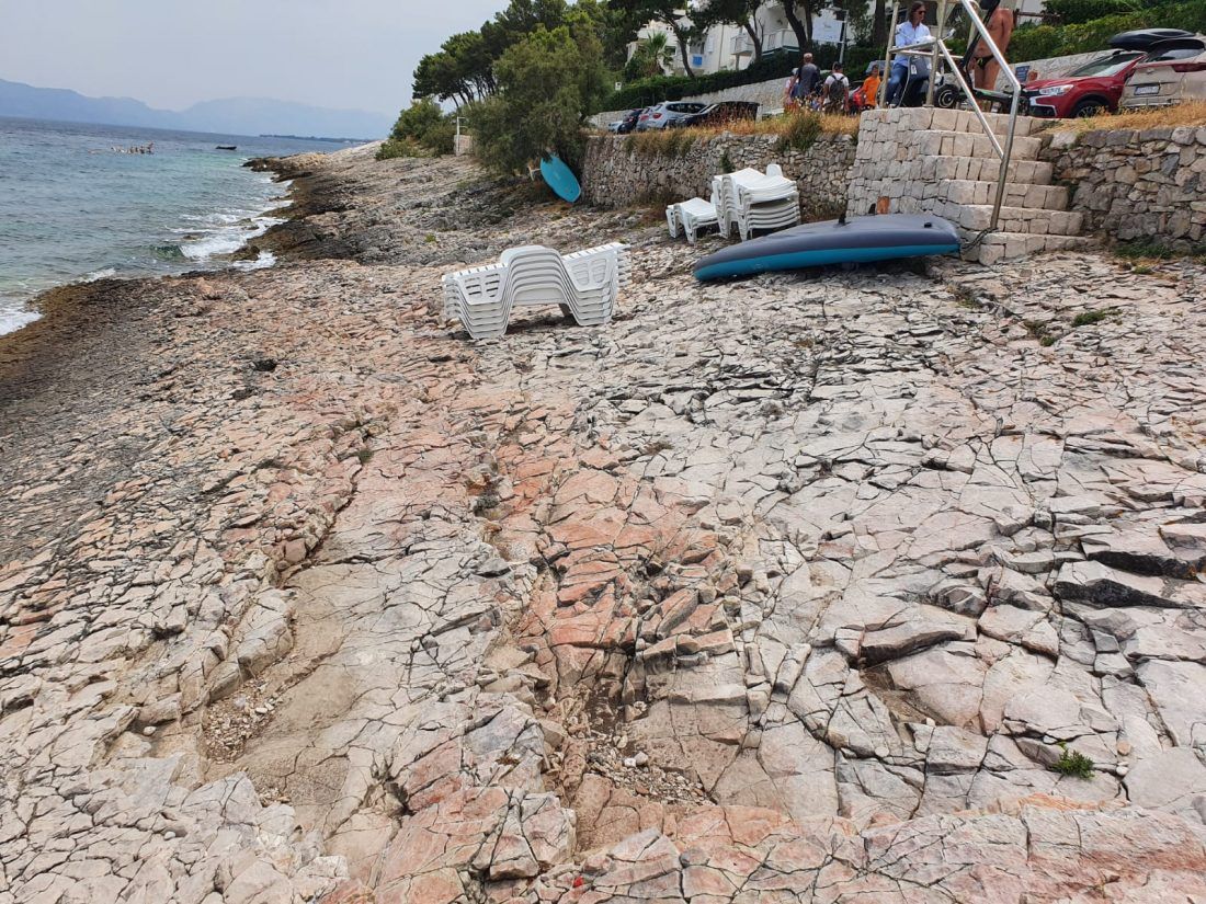 NAZVALI SMO NAČELNIKA SUTIVANA: “Svi dižu buku ni od čega – Uklonili smo ležaljke, a vlasnika nema na otoku”