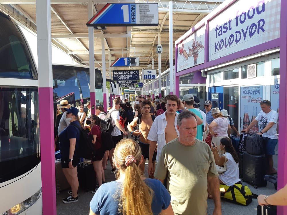 KAOS NA SPLITSKOM KOLODVORU “Polazak autobusa se čeka sat i pol, turistički vlakić gazi po trotoaru”