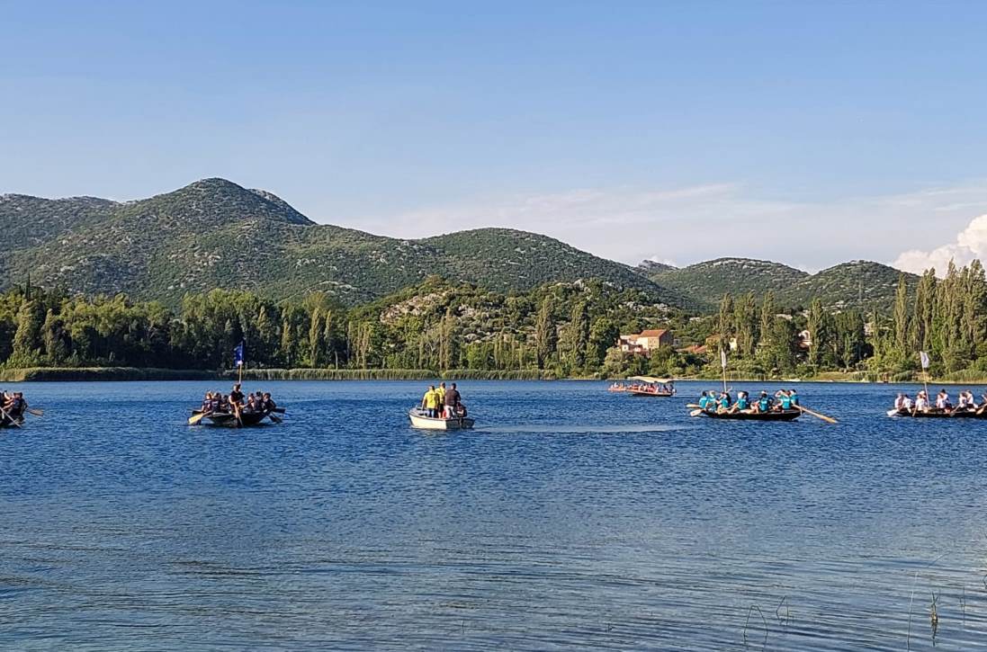 KAD SE CURE PRIHVATE VESLA: Održan prvi Kup lađarica Sedam baćinskih jezera