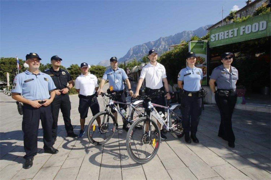 I OVE GODINE STRANI POLICAJCI NA ULICAMA MAKARSKE: Na usluzi turistima iz BiH i Poljske