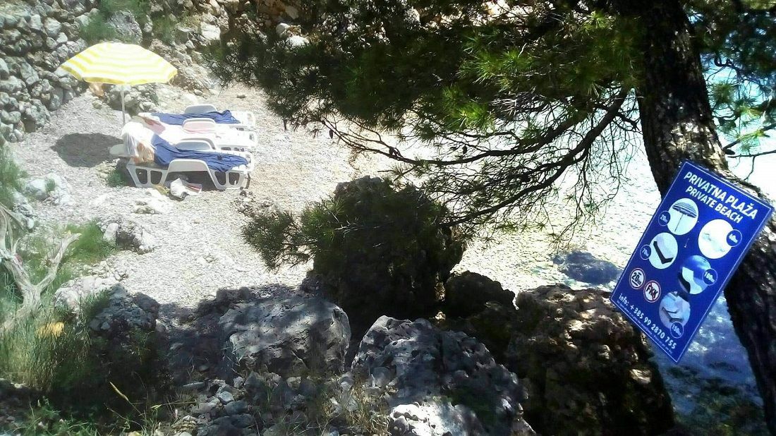 Lik iz Podgore: “Nisam ja privatizirao plažu, to su turisti krali ležaljke iz maslinika!”