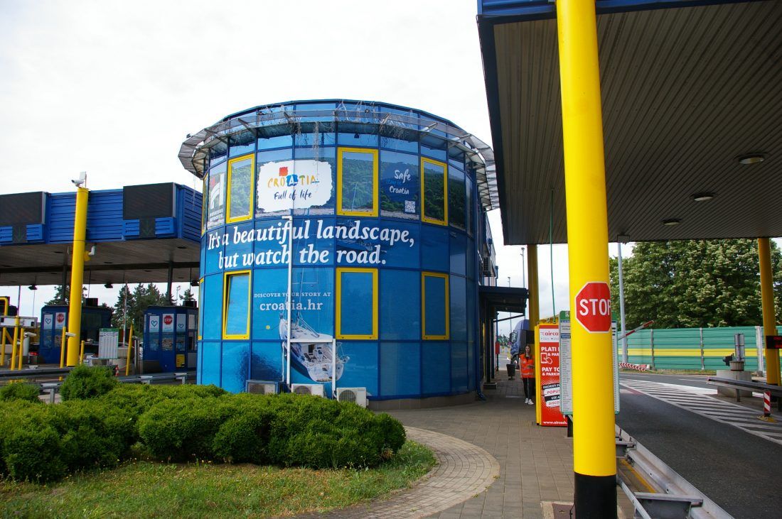 Naplatna postaja Lučko ukrašena fotografijama uvale Sakarun