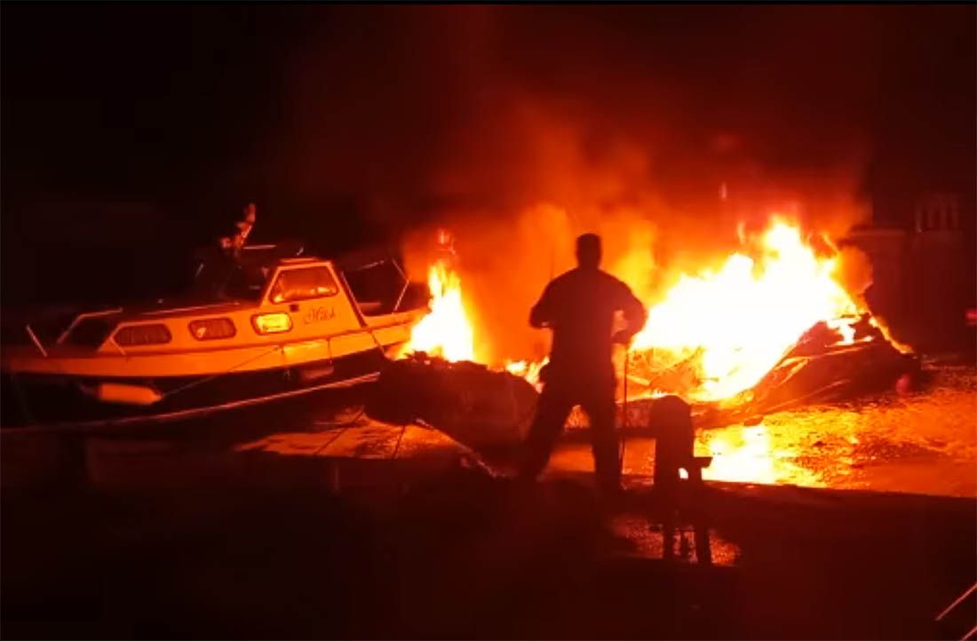 VIDEO: POŽAR GUMENJAKA Vlasnik s opeklinama helikopterom prevezen u bolnicu, ribarski brod spašen u zadnji čas