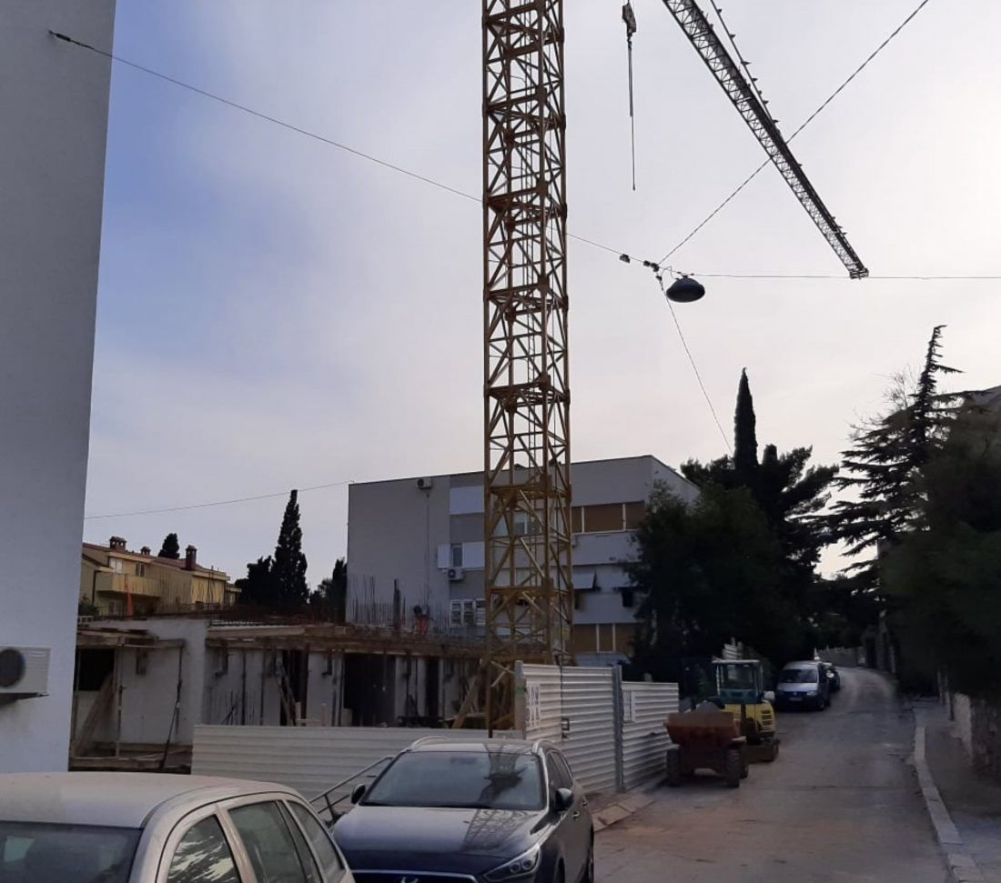 BUKA OTJERALA TURISTE Usred sezone gradilišta rade punom parom, turisti odlaze s Firula