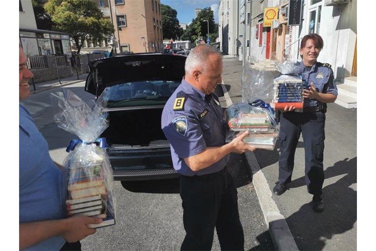 Policija darovala knjige udruzi koja brine o djeci s teškoćama u razvoju