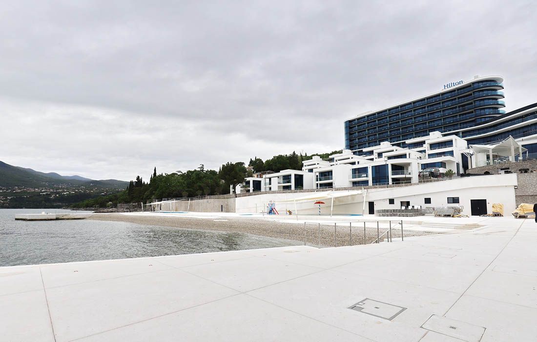 Riječki Hilton o ograđenoj Kostabeli: “To je privatna plaža!” Ministarstvo: “Ne, to nije privatna plaža!”