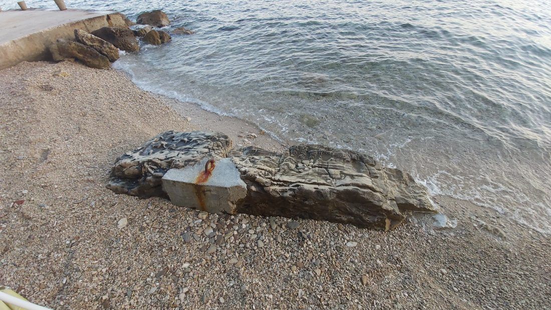 ZAŠTO NE REAGIRAJU? Na plaži Mimice netko betonirao stijenu da može privezati brod, a inspekcija više od pola godine – šuti
