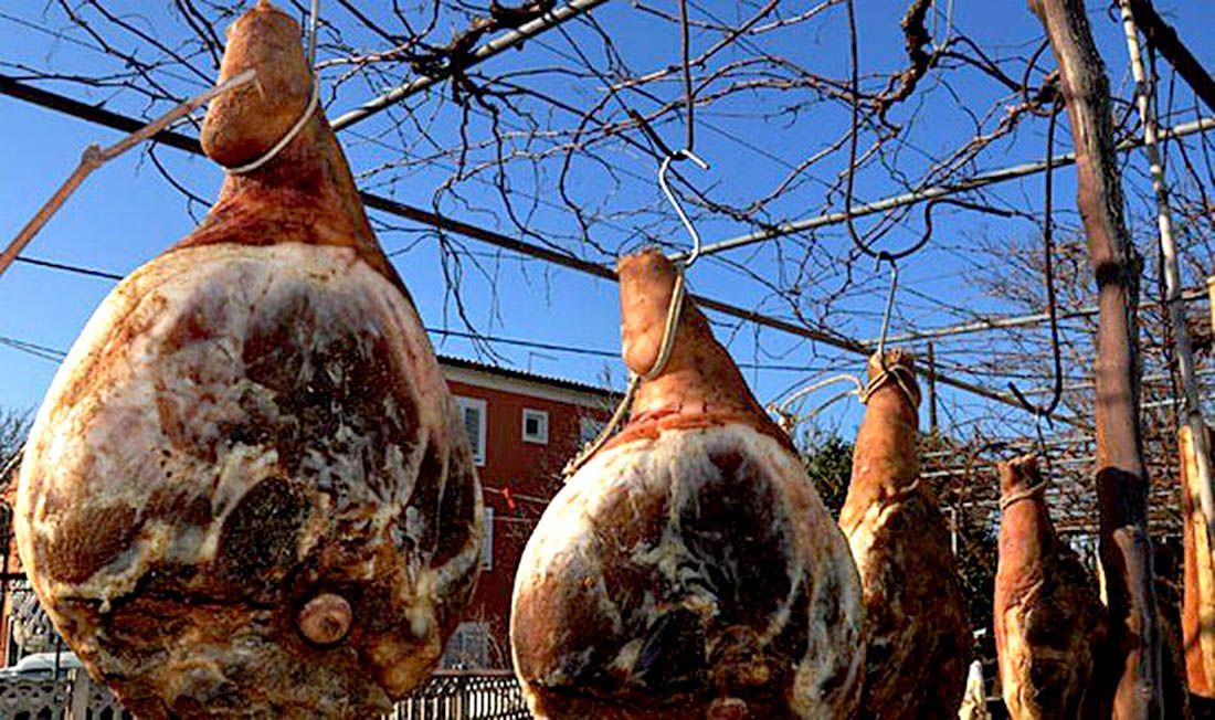 Čovjeku kod Zadra pokrali pršute i pancete u vrijednosti od sto tisuća kuna!
